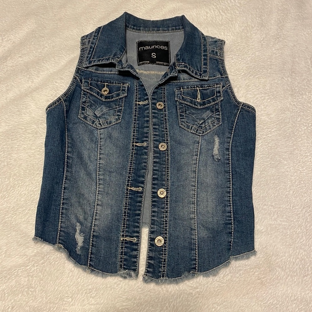Sleeveless jacket.
